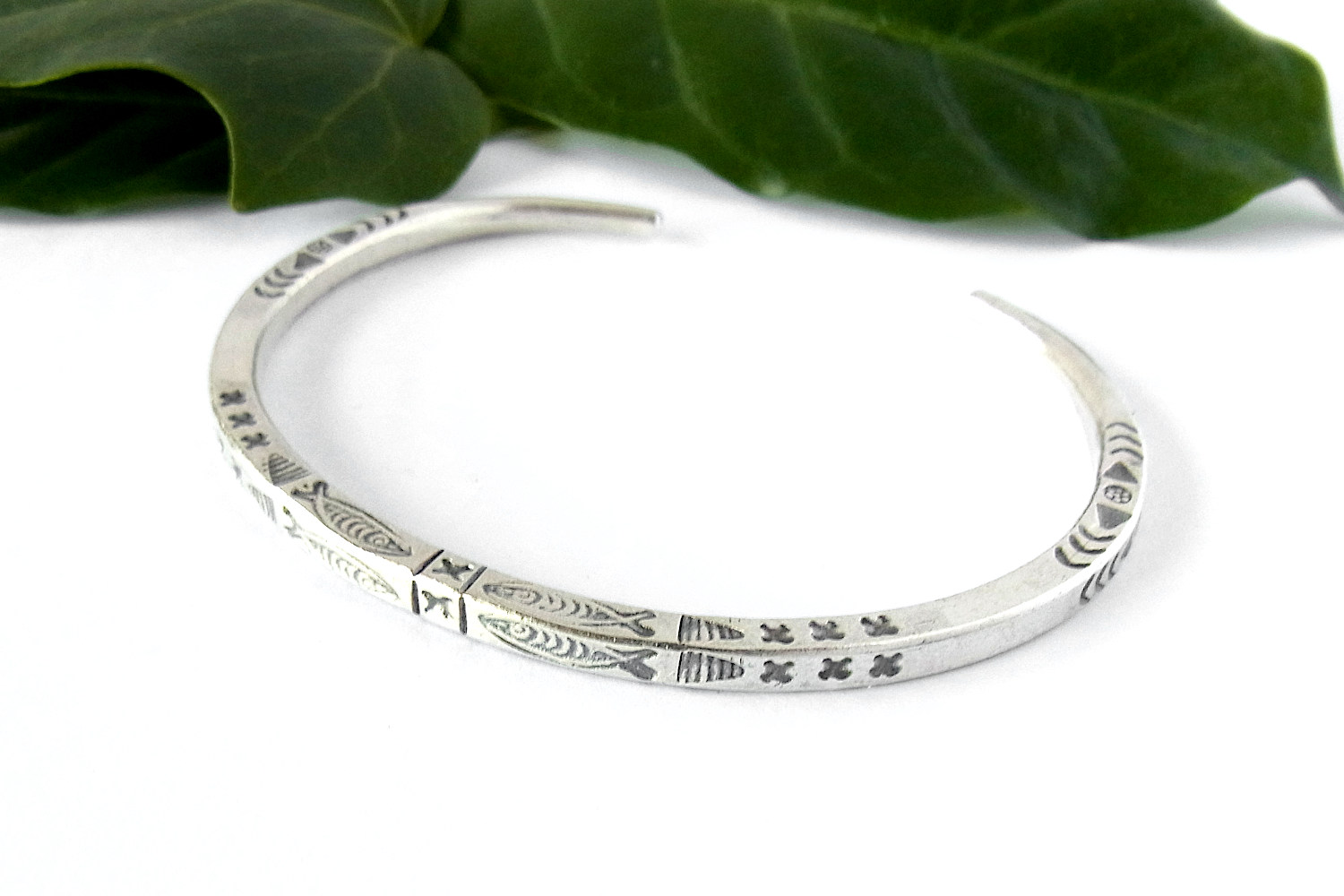 カレンシルバーバングル photo1カレン族シルバーバングル