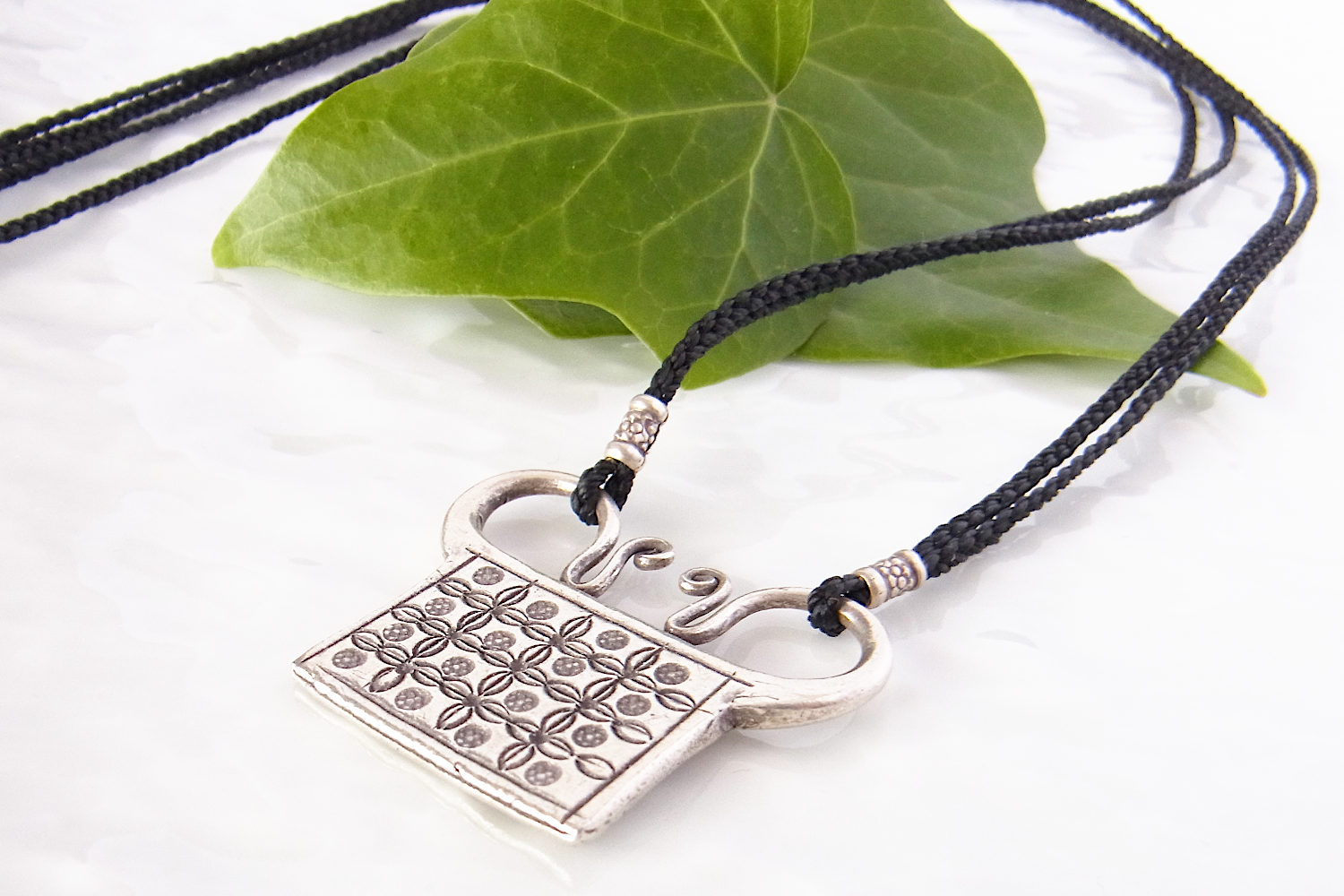 カレンシルバー&ワックスコードネックレス photo1カレン族シルバー&ワックスコード・ネックレス