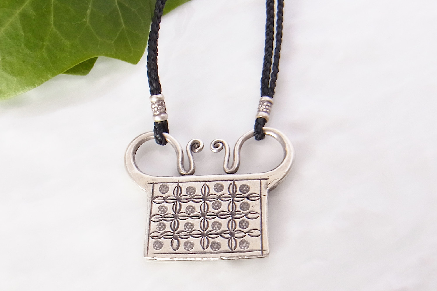 カレンシルバー&ワックスコードネックレス photo2カレン族シルバー&ワックスコードネックレス