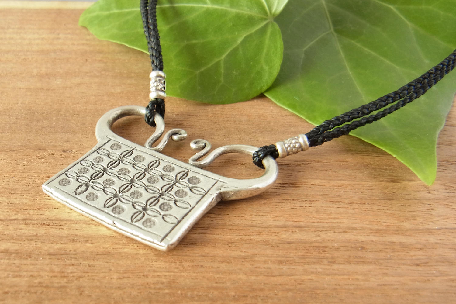 カレンシルバー&ワックスコードネックレス photo3カレン族シルバー&ワックスコード・ネックレス