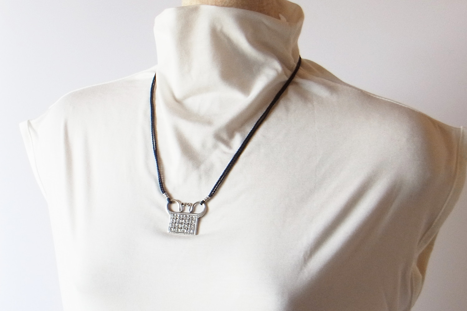 カレンシルバー&ワックスコードネックレス photo6カレン族シルバー&ワックスコード・ネックレス