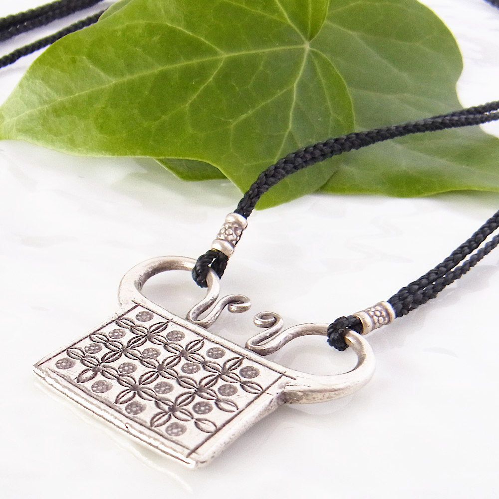 カレン族シルバー＆ワックスコードネックレス