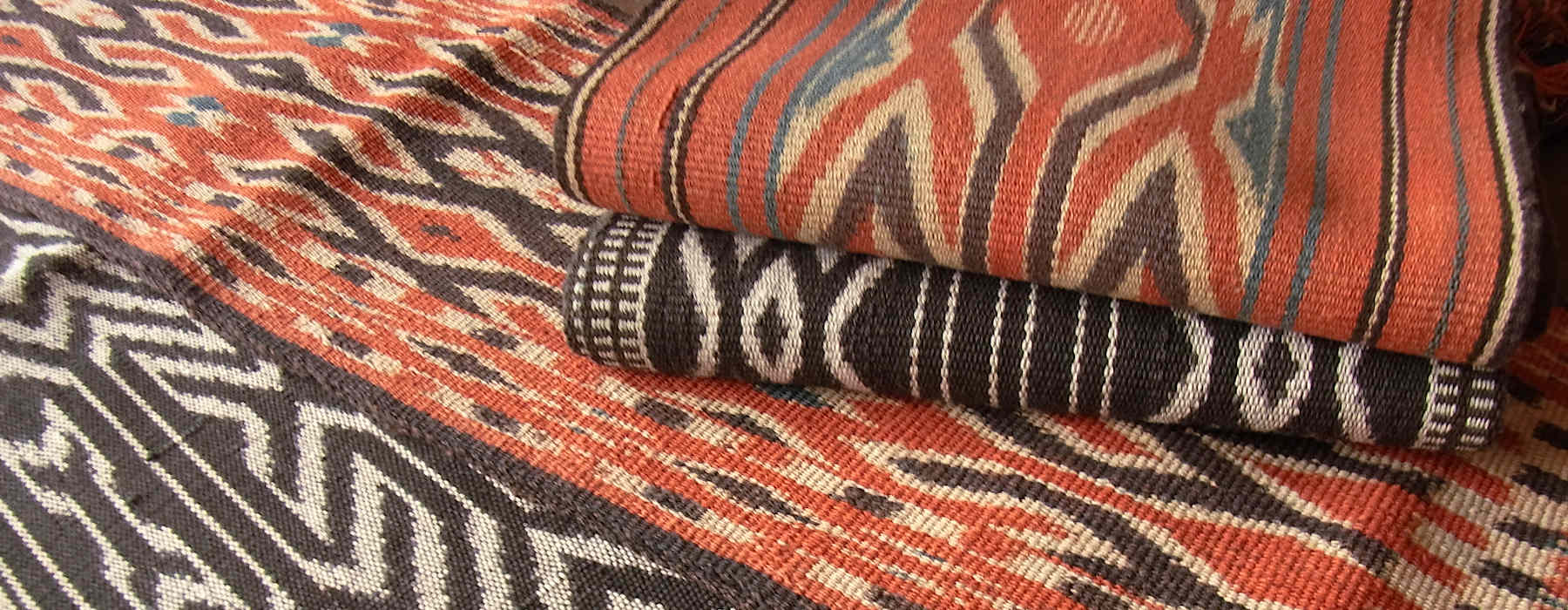 スラウェシ島＆スマトラ島の織物の織物～ダイナミックな風合いが魅力の 