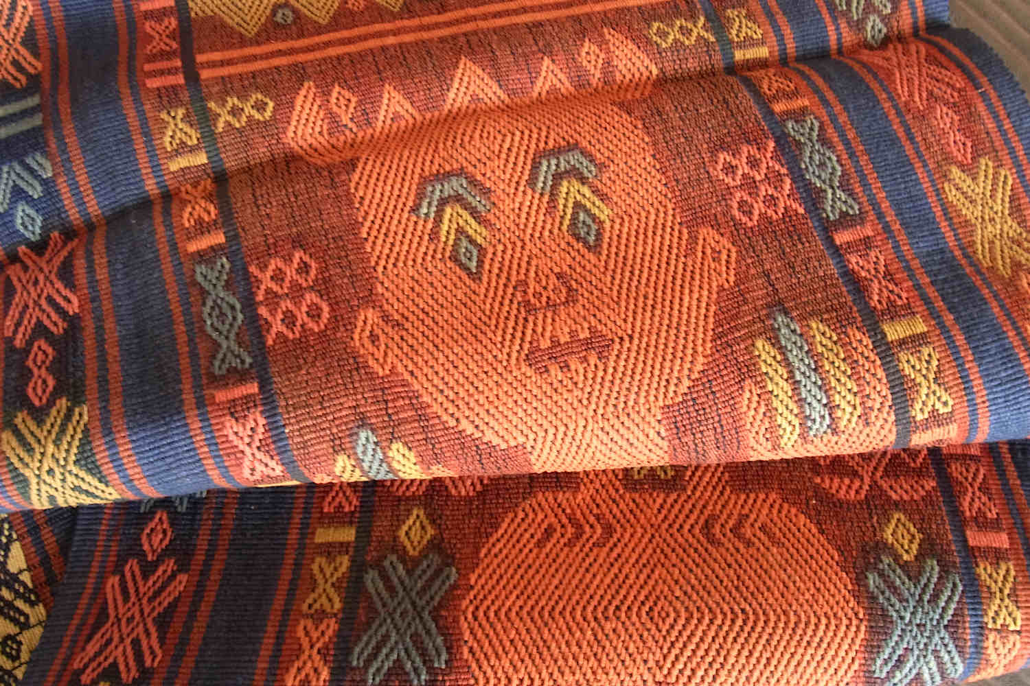 スンバ島浮織り布パヒクンNo.T-ISE-056～人物像が織り込まれた浮き織り